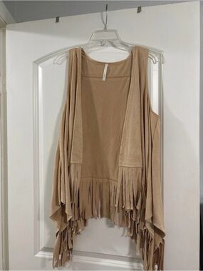 Bellamie Sleeveless Fringe Vest in Camel Brown
